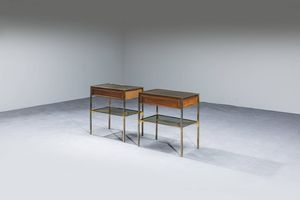 PRODUZIONE ITALIANA : Coppia di comodini in ottone e legno con piani in vetro.  Anni '70  cm 58x55x35 5  - Asta Design - Associazione Nazionale - Case d'Asta italiane