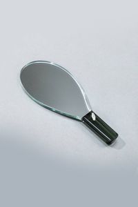 GIO PONTI Milano 1891 - 1979 - Specchio da tavolo con manico in vetro colorato di forte spessore e vetro specchiato. Prod. Fontana Arte 1932  [..]