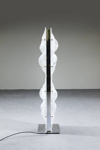 MAZZEGA : Lampada da terra con struttura in metallo cromato e diffusori in vetro. Prod. Mazzega anni '70  h cm 131 5x30x28  - Asta Design - Associazione Nazionale - Case d'Asta italiane
