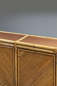 VIVAI DEL SUD : Grande credenza  a quattro ante con struttura in bamboo e piani in vetro.  Prod. Vivai sel Sud anni '70 cm 180 5x239x42  - Asta Design - Associazione Nazionale - Case d'Asta italiane