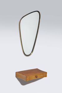 PRODUZIONE ITALIANA - Comodino in legno e specchio con bordo in ottone.  Anni '70 Comodino cm 8x42 5x25 5 Specchio cm 67x38