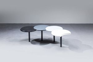 ISAO HOSOE  ANN MARINELLI - Tavolino in legno laccato formato da quattro cerchi mobili poggianti su basi in legno laccato. Prod. Arflex anni  [..]