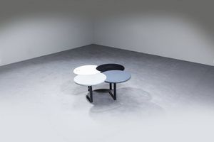 ISAO HOSOE  ANN MARINELLI : Tavolino in legno laccato formato da quattro cerchi mobili poggianti su basi in legno laccato. Prod. Arflex anni '80 cm 42 5x88x88  Difetti  - Asta Design - Associazione Nazionale - Case d'Asta italiane