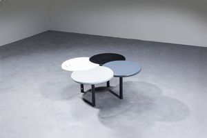 ISAO HOSOE  ANN MARINELLI : Tavolino in legno laccato formato da quattro cerchi mobili poggianti su basi in legno laccato. Prod. Arflex anni '80 cm 42 5x88x88  Difetti  - Asta Design - Associazione Nazionale - Case d'Asta italiane