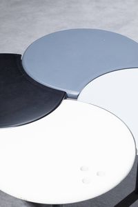 ISAO HOSOE  ANN MARINELLI : Tavolino in legno laccato formato da quattro cerchi mobili poggianti su basi in legno laccato. Prod. Arflex anni '80 cm 42 5x88x88  Difetti  - Asta Design - Associazione Nazionale - Case d'Asta italiane