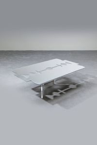 TOSETTI ANDREA : Tavolino in plexiglass. Firma dell'artista sulla base e numerazione 1 di 8 Anni 2000 cm 36x127x79 5  - Asta Design - Associazione Nazionale - Case d'Asta italiane