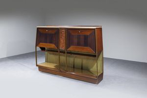 I PALAZZI DELL'ARTE CANTU' - Credenza in legno  legno intagliato  ottone  piano in marmo  e vetro specchiato.  Prod. I Palazzi dell'Arte di  [..]
