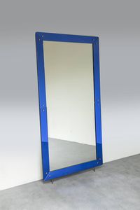 CRISTAL ART - Specchiera con bordo di color blu in vetro molato e piedi in ottone. Anni '60 cm 198x100