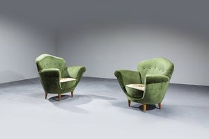 PRODUZIONE ITALIANA : Coppia di poltrone con piedi in legno e imbottitura rivestita in velluto. Anni '50 cm 85x85x75  - Asta Design - Associazione Nazionale - Case d'Asta italiane