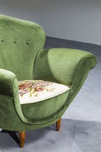 PRODUZIONE ITALIANA : Coppia di poltrone con piedi in legno e imbottitura rivestita in velluto. Anni '50 cm 85x85x75  - Asta Design - Associazione Nazionale - Case d'Asta italiane