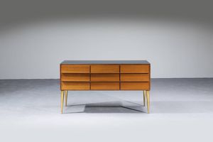 SCHIROLLI : Cassettiera con struttura in legno impiallacciato  piano in vetro colorato gambe in ottone. Etichetta del Produttore Anni '50 cm 73x129 5x39 5  - Asta Design - Associazione Nazionale - Case d'Asta italiane