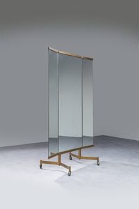 PRODUZIONE ITALIANA - Specchio con struttura in ferro verniciato  ottone e vetro specchiato. Anni '50 cm 171x58x113