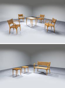 PRODUZIONE ITALIANA - Salotto composto da divano  tavolino con vetro appoggiato  quattro sedie e due sgabelli in corda e legno. Anni  [..]