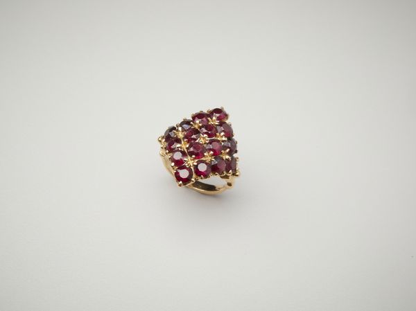 . : Anello in oro rosa 18 carati con granati rossi  - Asta Asta 402 | GIOIELLI - OROLOGI Online - Associazione Nazionale - Case d'Asta italiane
