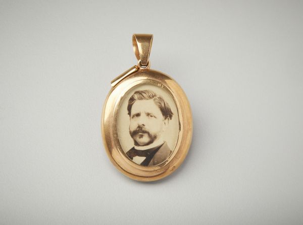 . : Ciondolo porta fotografia in oro rosa 18 carati. Traforato sul retro con motivi floreali, piccola perla naturale e diamante taglio a rosa.  - Asta Asta 402 | GIOIELLI - OROLOGI Online - Associazione Nazionale - Case d'Asta italiane