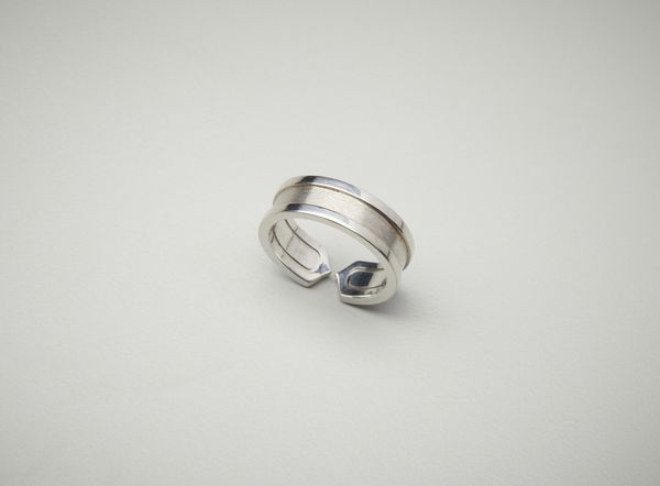 CARTIER : Moderno anello in oro bianco 18 carati lucido e satinato.  - Asta Asta 402 | GIOIELLI - OROLOGI Online - Associazione Nazionale - Case d'Asta italiane