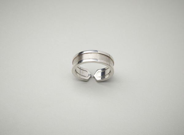 CARTIER : Moderno anello in oro bianco 18 carati lucido e satinato.  - Asta Asta 402 | GIOIELLI - OROLOGI Online - Associazione Nazionale - Case d'Asta italiane