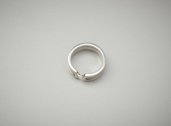 CARTIER : Moderno anello in oro bianco 18 carati lucido e satinato.  - Asta Asta 402 | GIOIELLI - OROLOGI Online - Associazione Nazionale - Case d'Asta italiane