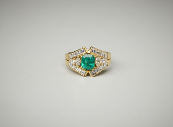 . : Anello in oro giallo 18 carati con smeraldo centrale di 1.10 ct. e diamanti laterali di 0.95 ct. e 0.40 ct.  - Asta Asta 402 | GIOIELLI - OROLOGI Online - Associazione Nazionale - Case d'Asta italiane