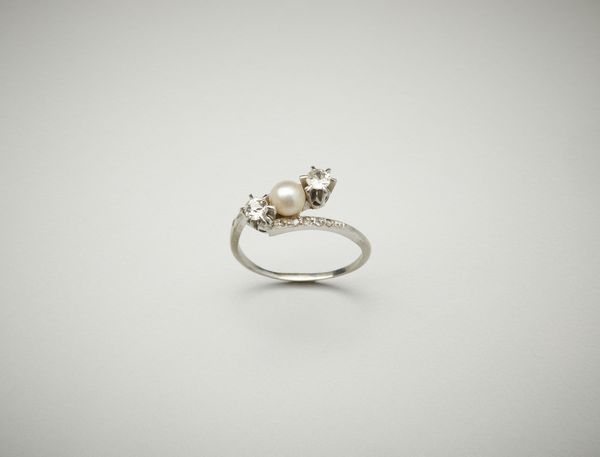 . : Anello oro bianco 18 carati con perla centrale e due diamanti taglio antico di 0.38 ct.  - Asta Asta 402 | GIOIELLI - OROLOGI Online - Associazione Nazionale - Case d'Asta italiane