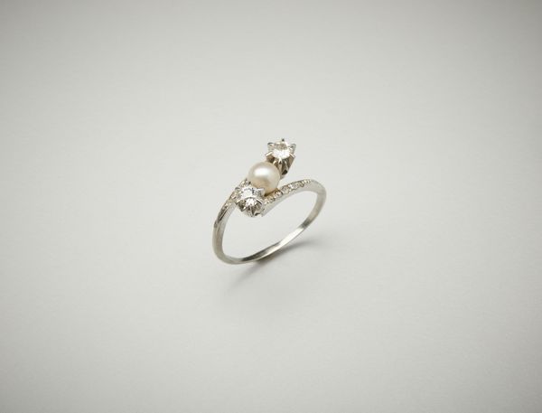 . : Anello oro bianco 18 carati con perla centrale e due diamanti taglio antico di 0.38 ct.  - Asta Asta 402 | GIOIELLI - OROLOGI Online - Associazione Nazionale - Case d'Asta italiane