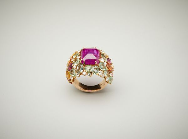 . : Spettacolare anello in oro rosa 18 carati con diamanti bianchi 0.80 ct, zaffiri multicolore e rubino birmano centrale taglio cabochon 6.76 ct.  - Asta Asta 402 | GIOIELLI - OROLOGI Online - Associazione Nazionale - Case d'Asta italiane