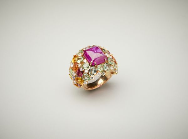 . : Spettacolare anello in oro rosa 18 carati con diamanti bianchi 0.80 ct, zaffiri multicolore e rubino birmano centrale taglio cabochon 6.76 ct.  - Asta Asta 402 | GIOIELLI - OROLOGI Online - Associazione Nazionale - Case d'Asta italiane