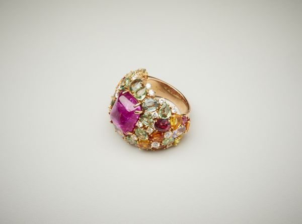 . : Spettacolare anello in oro rosa 18 carati con diamanti bianchi 0.80 ct, zaffiri multicolore e rubino birmano centrale taglio cabochon 6.76 ct.  - Asta Asta 402 | GIOIELLI - OROLOGI Online - Associazione Nazionale - Case d'Asta italiane