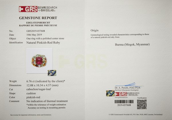 . : Spettacolare anello in oro rosa 18 carati con diamanti bianchi 0.80 ct, zaffiri multicolore e rubino birmano centrale taglio cabochon 6.76 ct.  - Asta Asta 402 | GIOIELLI - OROLOGI Online - Associazione Nazionale - Case d'Asta italiane