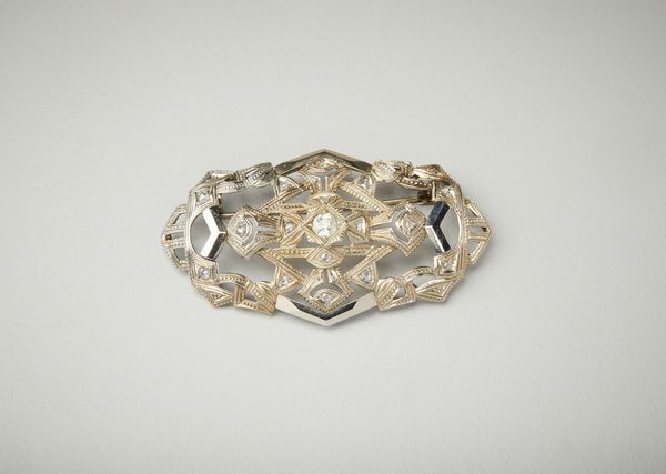 . : Spilla ciondolo in oro bianco 18 carati e diamant taglio antico e rose per un totale di 0.35 ct.  - Asta Asta 402 | GIOIELLI - OROLOGI Online - Associazione Nazionale - Case d'Asta italiane
