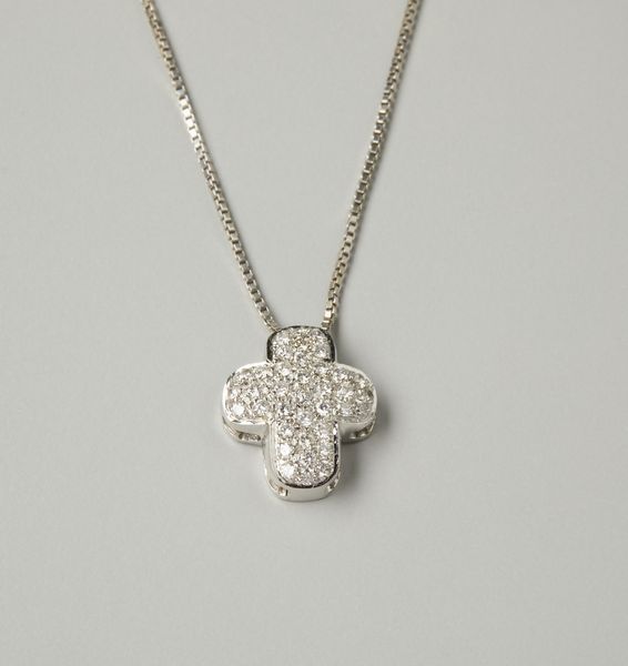. : Girocollo con pendente a forma di croce in oro bianco 18 carati e pav� di diamanti di 0.45 ct.  - Asta Asta 402 | GIOIELLI - OROLOGI Online - Associazione Nazionale - Case d'Asta italiane