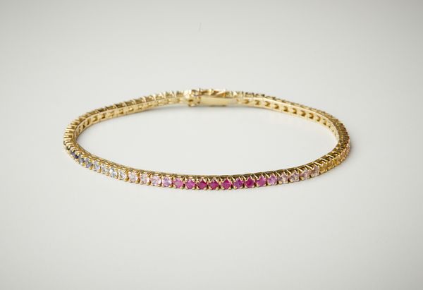. : Bracciale modello tennis rainbow in oro giallo 18 carati e zaffiri multicolore di 4.60 ct.  - Asta Asta 402 | GIOIELLI - OROLOGI Online - Associazione Nazionale - Case d'Asta italiane
