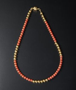 . - Collana composta da pallini di corallo rosso di 3,00 mm con sfere e chiusura in oro giallo 18 carati.