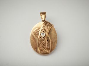 . : Ciondolo porta fotografia in oro rosa 18 carati. Traforato sul retro con motivi floreali, piccola perla naturale e diamante taglio a rosa.  - Asta Asta 402 | GIOIELLI - OROLOGI Online - Associazione Nazionale - Case d'Asta italiane