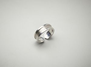 CARTIER - Moderno anello in oro bianco 18 carati lucido e satinato.