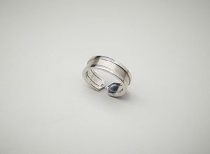 CARTIER : Moderno anello in oro bianco 18 carati lucido e satinato.  - Asta Asta 402 | GIOIELLI - OROLOGI Online - Associazione Nazionale - Case d'Asta italiane