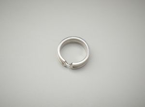 CARTIER : Moderno anello in oro bianco 18 carati lucido e satinato.  - Asta Asta 402 | GIOIELLI - OROLOGI Online - Associazione Nazionale - Case d'Asta italiane