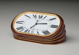 CARTIER - Ricercato orologio da tavolo laccato marrone, movimento al quarzo by Cartier.