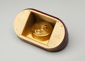 CARTIER : Ricercato orologio da tavolo laccato marrone, movimento al quarzo by Cartier.  - Asta Asta 402 | GIOIELLI - OROLOGI Online - Associazione Nazionale - Case d'Asta italiane