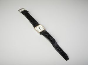 Baume & Mercier : Orologio in acciaio di forma quadrata con movimento meccanico e indici romani con cinturino in pelle nera con astuccio originale.  - Asta Asta 402 | GIOIELLI - OROLOGI Online - Associazione Nazionale - Case d'Asta italiane