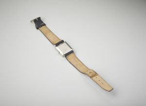 Baume & Mercier : Orologio in acciaio di forma quadrata con movimento meccanico e indici romani con cinturino in pelle nera con astuccio originale.  - Asta Asta 402 | GIOIELLI - OROLOGI Online - Associazione Nazionale - Case d'Asta italiane