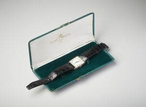 Baume & Mercier : Orologio in acciaio di forma quadrata con movimento meccanico e indici romani con cinturino in pelle nera con astuccio originale.  - Asta Asta 402 | GIOIELLI - OROLOGI Online - Associazione Nazionale - Case d'Asta italiane