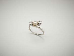 . - Anello oro bianco 18 carati con perla centrale e due diamanti taglio antico di 0.38 ct.