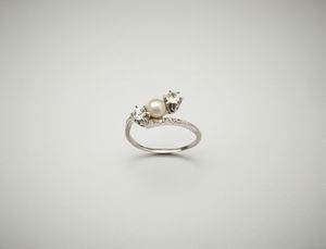 . : Anello oro bianco 18 carati con perla centrale e due diamanti taglio antico di 0.38 ct.  - Asta Asta 402 | GIOIELLI - OROLOGI Online - Associazione Nazionale - Case d'Asta italiane