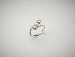 . : Anello oro bianco 18 carati con perla centrale e due diamanti taglio antico di 0.38 ct.  - Asta Asta 402 | GIOIELLI - OROLOGI Online - Associazione Nazionale - Case d'Asta italiane
