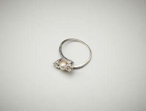 . : Anello oro bianco 18 carati con perla centrale e due diamanti taglio antico di 0.38 ct.  - Asta Asta 402 | GIOIELLI - OROLOGI Online - Associazione Nazionale - Case d'Asta italiane