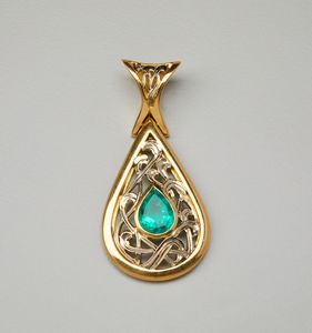 . - Elegante ciondolo a goccia in oro giallo 18 carati con smeraldo centrale di 2.50 ct. ca.