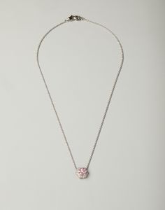 DAMIANI - Collana in oro bianco 18 carati con ciondolo a forma di fiore con diamante centrale di 0.11 ct, zaffiri rosa di 0.60 ct e diamanti di 0.56 ct. totali.