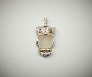 . - Ciondolo a forma di gufo in oro bianco e giallo 18 carati con corpo in cristalli di Rocca, zaffiri di 0.40 ct. e diamanti.
