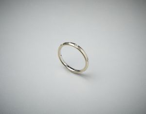 POMELLATO - Fedina 'Lucciole' con sei diamanti bianchi taglio a brillante, Totale carati 0.20 circa. Con astuccio originale.